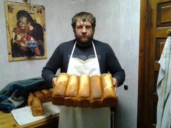 Александр Емельяненко печет хлеб в монастыре
