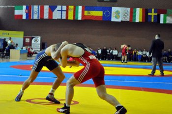 Luptătorii moldoveni au cucerit opt medalii de aur la un turneu din România/Молдавские борцы завоевали восемь золотых медалей на турнире в Румынии. 