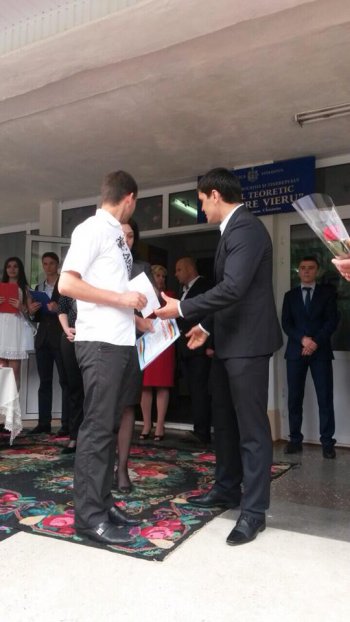 Константин Цуцу поздравил учащихся двух школ с окончанием школьного года, а самым лучшим вручил подарки и поддержал финансово.