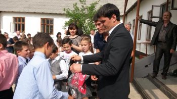 Константин Цуцу поздравил учащихся двух школ с окончанием школьного года, а самым лучшим вручил подарки и поддержал финансово.