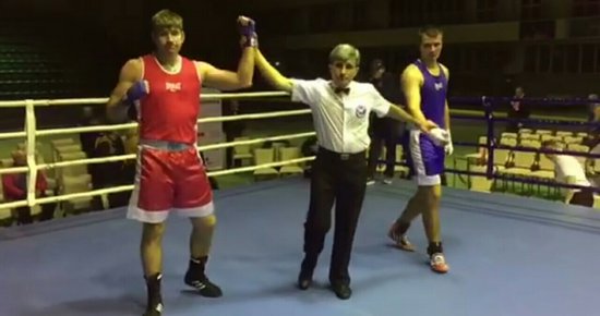 Болотов одержал победу досрочно и прошел в полуфинал на чемпионате РМ по боксу.