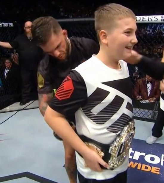 Новый чемпион UFC подарил свой пояс мальчику который победил рак