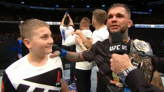 Новый чемпион UFC подарил свой пояс мальчику который победил рак